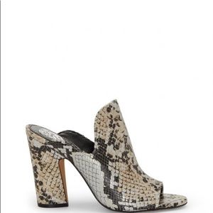 Never worn Vince Camuto Gerrty